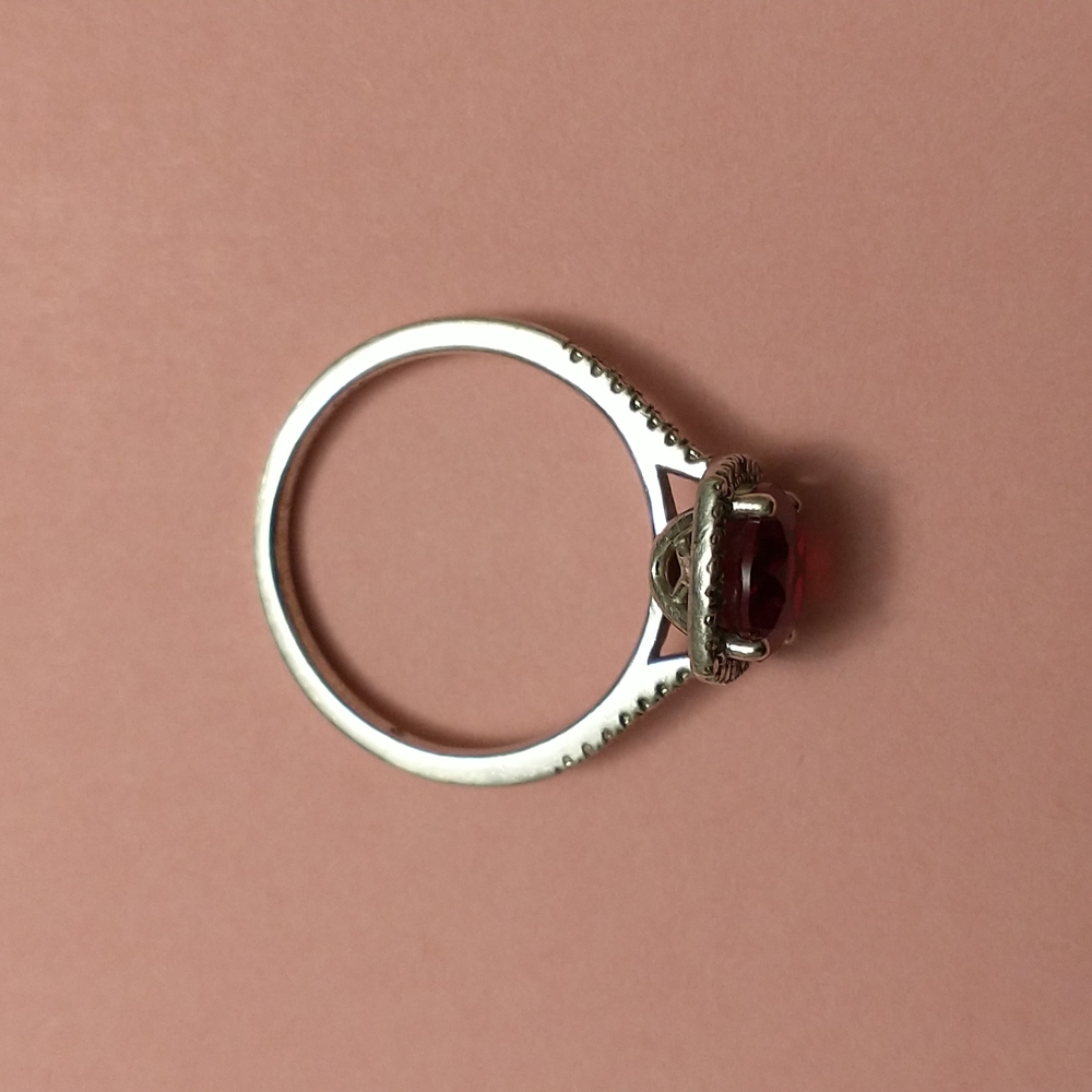 Beautiful deep red ruby cushion cut ring - Picture 3 of 8